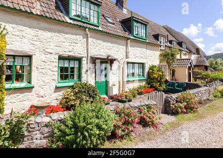 Traditional cottages beside the harbour on the edge of Exmoor at Porlock Weir, Somerset UK Stock Photo