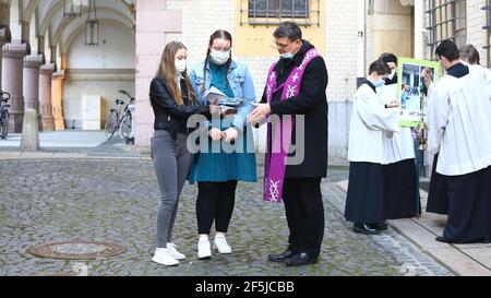 Pfarrer Roland Franciszek Elsner Führt Den Jugend-Kreuzweg Durch ...