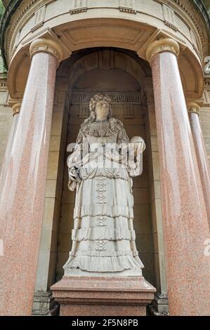 The Queen Anne statue in Wellington Square, Minehead has been visited by the birds! Minehead, a holiday resort and commercial centre on the banks of t Stock Photo