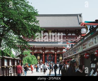 Asakusa, Tokyo, Japan - Hozomon, the inner of two large entrance gates of Senso-ji. Nakamise-dori, a traditional Japanese shopping street. Stock Photo