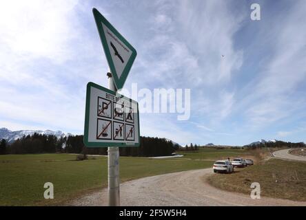 28 March 2021, Bavaria, Füssen: A sign in front of parked cars indicates a landscape conservation area where parking is prohibited. Many people were drawn to the Hopfensee in the sunshine. Quite a few of them came by car. Photo: Karl-Josef Hildenbrand/dpa - ATTENTION: The license plates have been pixelated for legal reasons Stock Photo