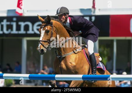 Spruce Meadows Continental 2004, Nexen Cup, Guy Goosen (GBR) riding Pilot Menori Stock Photo