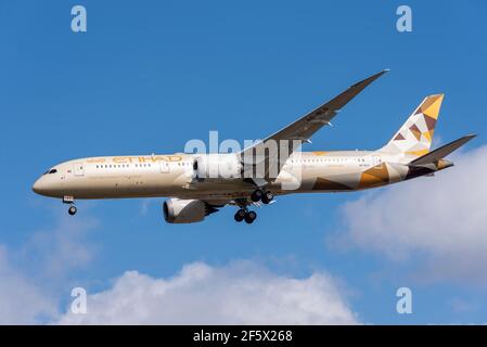 Etihad Airways Boeing 787 Dreamliner jet airliner plane A6-BLG on finals to land at London Heathrow Airport, UK, in blue sky. UAE Stock Photo