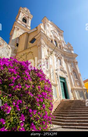 View of the baroque church of San Giovanni Battista in the town of Cervo. Cervo, Imperia province, Ponente Riviera, Liguria, Italy, Europe. Stock Photo