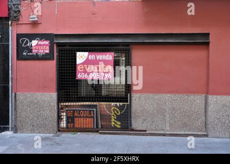 Calafell, Tarragona, Spain. 10th Apr, 2020. View of a closed Da Vinci bar in Calafell, Spain.After a year of pandemic, businesses such as restaurants, nightclubs, hotels and those related to tourism have had to close their doors due to the restrictions imposed by the government and the Ministry of Health, which have sometimes led to the ruin and closure of the business. Thousands of stores and shops close their doors and are rented or sold. Credit: Ramon Costa/SOPA Images/ZUMA Wire/Alamy Live News Stock Photo