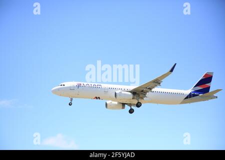 D-AYAA LATAM Airlines Brasil Airbus A321-271NX Photo by Vincent