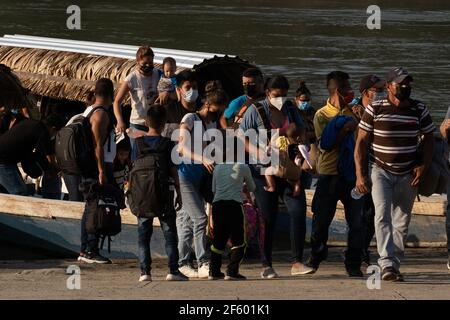 Non Exclusive: FRONTERA COROZAL, MEXICO - MARCH 26: Migrants arrive in rafts to the ‘Corozal border' border between Guatemala and Mexico in the munici Stock Photo