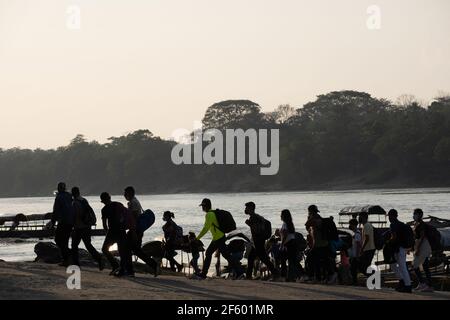 Non Exclusive: FRONTERA COROZAL, MEXICO - MARCH 26: Migrants arrive in rafts to the ‘Corozal border' border between Guatemala and Mexico in the munici Stock Photo