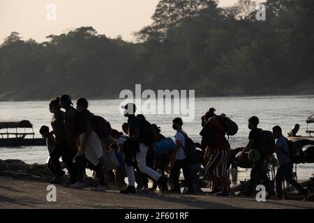 Non Exclusive: FRONTERA COROZAL, MEXICO - MARCH 26: Migrants arrive in rafts to the ‘Corozal border' border between Guatemala and Mexico in the munici Stock Photo