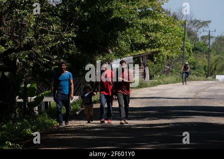 Non Exclusive: FRONTERA COROZAL, MEXICO - MARCH 26: Migrants arrive in rafts to the ‘Corozal border' border between Guatemala and Mexico in the munici Stock Photo