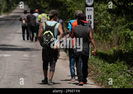 Non Exclusive: FRONTERA COROZAL, MEXICO - MARCH 26: Migrants arrive in rafts to the ‘Corozal border' border between Guatemala and Mexico in the munici Stock Photo