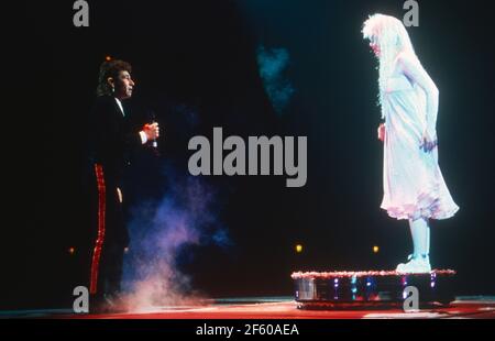 Peter Maffay und Sängerin Alexis als Lilli bei der Premiere vom Musical 'Tabaluga und Lilli' in Frankfurt, Deutschland 1994. Stock Photo