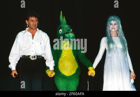 Peter Maffay, Tabaluga und Sängerin Alexis als Lilli bei der Premiere vom Musical 'Tabaluga und Lilli' in Frankfurt, Deutschland 1994. Stock Photo