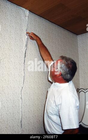 Hausbesitzer begutachten Risse in Gebäuden während der Wasserknappheit in Hessen im Sommer 1992. Stock Photo