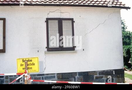Hausbesitzer begutachten Risse in Gebäuden während der Wasserknappheit in Hessen im Sommer 1992. Stock Photo