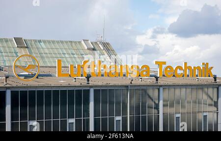 DŸsseldorf, North Rhine-Westphalia, Germany - Lufthansa Technik, lettering on the roof of a building at DŸsseldorf Airport. Stock Photo