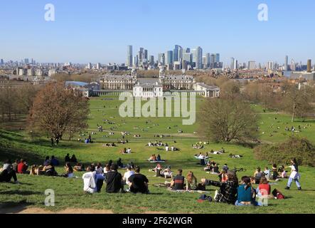 London, UK, March 29th 2021. Lockdown restrictions ease in England as temperatures soar. Families and groups of friends meet in Greenwich Park to enjoy the sunshine as the rule of 6 returns. Monica Wells/Alamy Live News