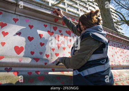 St Thomas's Hospital, London, UK. 29th March 2021. The bereaved and volunteers paint hearts for each person who has died of Covid. Credit: Denise Laura Baker/Alamy Live News