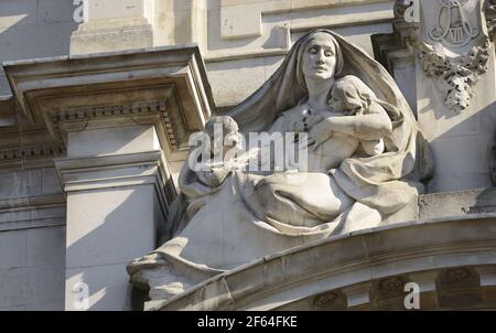 London, England, UK. Statues: Sorrow of Peace  (Alfred Drury) on the Whitehall facade of the Old War Office Building Stock Photo