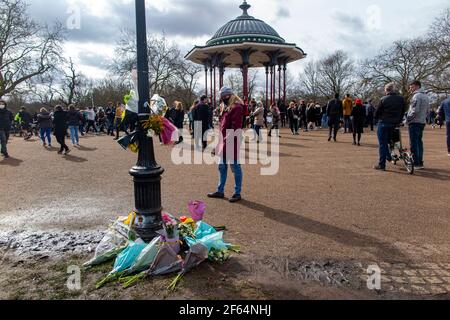 Clapham Common, London - shortly after the vigil and arrests by the poice, calmness prevails where flowers are laid in memory of Sarah Everard. Stock Photo