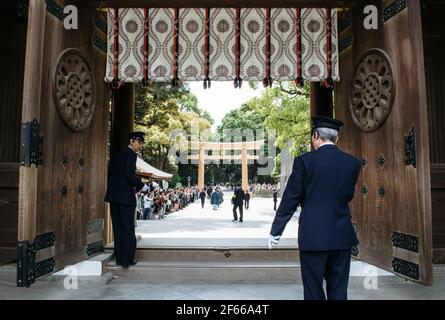 Tokyo, Japan - Staffs preparing Japanese traditional Shinto-style wedding ceremony at Meiji Shrine, a Shinto shrine in Shibuya Stock Photo