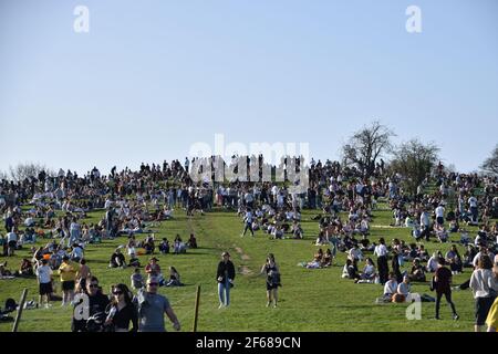London, UK. 30th Mar, 2021. Crowds gather on Primrose Hill as a heatwave hits London. Temperatures rise in the capital, prompting large crowds to gather in the parks around the city. (Photo by Vuk Valcic/SOPA Images/Sipa USA) Credit: Sipa USA/Alamy Live News Stock Photo