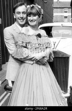 ACTOR CHRISTOPHER TIMOTHY MARRIES ANNIE SWATTON AT CHICHESTER REGISTRY OFFICE. PIC MIKE WALKER, 1982 Stock Photo