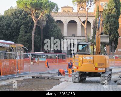 Rom, Italy. 11th Nov, 2020. Paving stones are laid. The relationship of the Romans to their traditional paving stones has something crazy about it. Some call it love-hate. Two-wheelers curse about the bumpy roads in the centre of the city of millions. (to dpa "Roman balancing act - There is always hammering on the cobblestones") Credit: Petra Kaminsky/dpa/Ģ����ý Live News Stock Photo