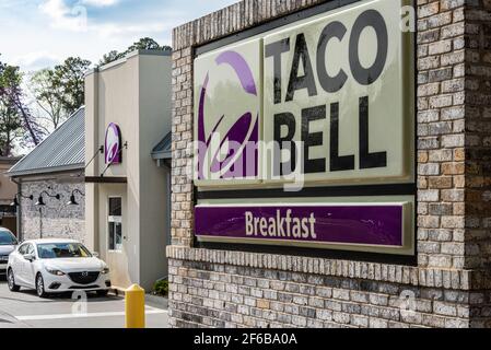 Taco Bell fast food Mexican restaurant with drive-thru customers in Snellville, Georgia, just east of Atlanta. (USA) Stock Photo