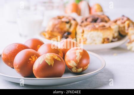 Easter brunch table. Natural  dyed Easter eggs  with onion shells and springtime  plants, sustainable living, eco friendly springtime holiday celebrat Stock Photo