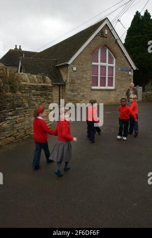 COMBE C OF E SCHOOL IN OXFORDSHIRE HEAD BARBARA JONES 1 12 05 TOM 