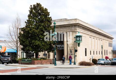 HENDERSONVILLE, NC, USA--23 MARCH 2021: The Henderson County History Center, on Main Street.   Two women on corner. Stock Photo