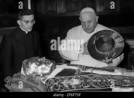 Loris Francesco Capovilla and Pope John XXIII with the body of the sainted Pope Pius X, who was wearing a silver mask, at St. Peter’s Basilica in 1959. Stock Photo