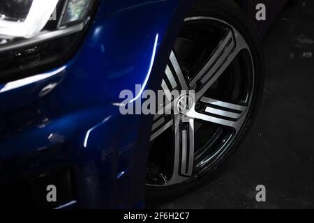 The Standard Front Diamond Cut Wheel On A 2014 Lapiz Blue Volkswagen Golf R Stock Photo