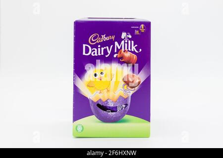 Irvine, Scotland, UK - March 30, 2021: Cadbury dairy milk chocolate egg in a recyclable cardboard box the the Cocoa Life Symbol graphic displayed on t Stock Photo