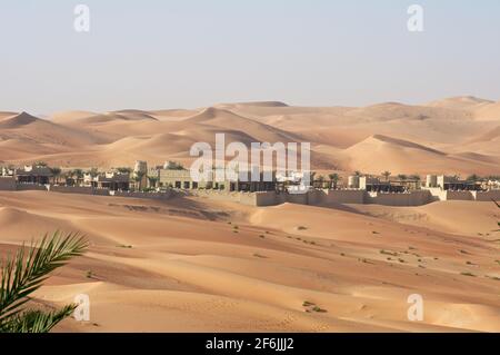 Sand dunes and Qasr al Sarah in the Liwa Desert, Abu Dhabi Stock Photo