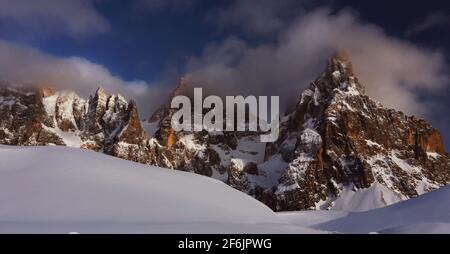 Südtirol, Dolomiten, Alpenpass eisiger Winter am Alpenpass Passo di Rolle mit dem Gipfel der Cima di Vezzana in Trentino in den Dolomiten in Italien Stock Photo