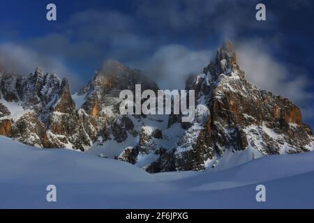 Südtirol, Dolomiten, Alpenpass, eisiger Winter am Alpenpass Passo di Rolle mit dem Gipfel der Cima di Vezzana in Trentino in den Dolomiten in Italien Stock Photo