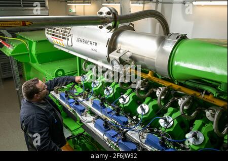 GERMANY, Hamburg, one Megawatt Cogeneration unit for heating and power supply with natural gas or green hydrogen, H2 pipe and Jenbacher gas engine generator / DEUTSCHLAND, Hamburg, Hansewerk Natur, BHKW Blockheizkraftwerk 1 MW Klasse, das über Kraft-Wärme-Kopplung eine Siedlung mit Strom und Wärme versorgt, Energiequellen Erdgas oder grüner Wasserstoff gewonnen aus erneuerbarer Energie, Wasserstoff Zuleitung fuer Jenbacher Gasmotor, der wahlweise grünen Wasserstoff oder Erdgas verbrennen kann Stock Photo