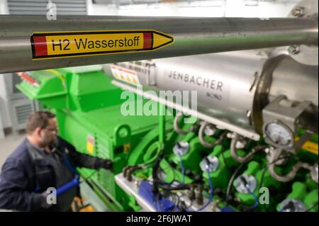 GERMANY, Hamburg, one Megawatt Cogeneration unit for heating and power supply with natural gas or green hydrogen, H2 pipe and Jenbacher gas engine generator / DEUTSCHLAND, Hamburg, Hansewerk Natur, BHKW Blockheizkraftwerk 1 MW Klasse, das über Kraft-Wärme-Kopplung eine Siedlung mit Strom und Wärme versorgt, Energiequellen Erdgas oder grüner Wasserstoff gewonnen aus erneuerbarer Energie, Wasserstoff Zuleitung fuer Jenbacher Gasmotor, der wahlweise grünen Wasserstoff oder Erdgas verbrennen kann Stock Photo