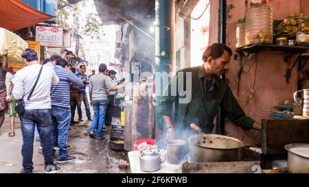 Man preparing tea at local roadside stall at Kolkata, India Stock Photo ...