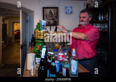 Rudi Loistl is a tax officer by profession and a passionate brewer. Together with his wife Anni, who provides hearty home-style cooking with the beer, he converted the old rectory in Altenstadt into a hearty Zoigl restaurant