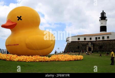 salvador, bahia / brazil - november 29, 2015: Inflatable duck symbol of the campaign - I will not pay the duck - promoted Federation of Industries of Stock Photo