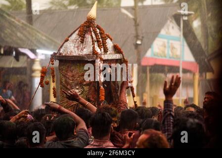 Barpeta, India. 29th Mar, 2021. People celebrate Holi festival at Barpeta Satra Namghar ground, amid COVID-19 coronavirus pandemic, at Barpeta, India. Devotee celebrate with a spontaneous expression of joy by playing with coloured powder and singing Holi songs. Credit: David Talukdar/Alamy Live News Stock Photo