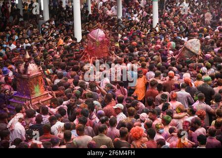 Barpeta, India. 29th Mar, 2021. People celebrate Holi festival at Barpeta Satra Namghar ground, amid COVID-19 coronavirus pandemic, at Barpeta, India. Devotee celebrate with a spontaneous expression of joy by playing with coloured powder and singing Holi songs. Credit: David Talukdar/Alamy Live News Stock Photo