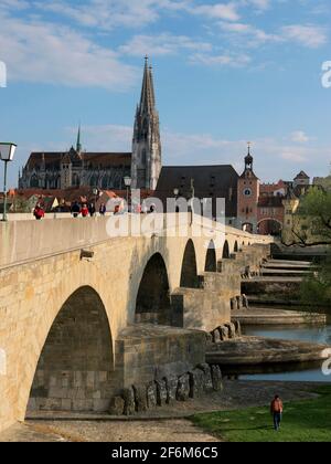 Blick von der Steinerne Brück auf  Regensburg mit Dom St. Peter,  Oberpfalz, Bayern, Deutschland, Europa | View over the river Danube to Regensburg wi Stock Photo