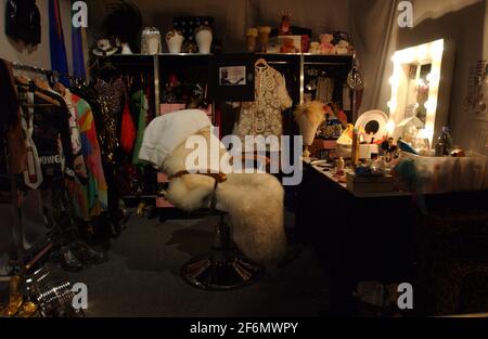 PRESS VIEW OF KYLIE MINOGUE AT THE V&A,  MOCK UP OF HER WEMBLEY DRESSING ROOM.6 February 2007 PHOTO TOM PILSTON Stock Photo