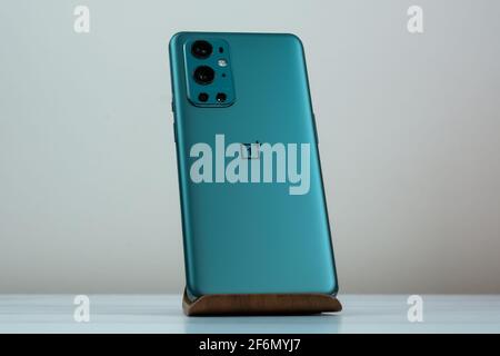 Oneplus 9pro hi-res stock photography and images - Alamy