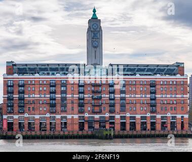 The OXO tower is a 1920s art deco conversion of a former power station, now converted into apartments, galleries, bars and a landmark restaurant, Stock Photo