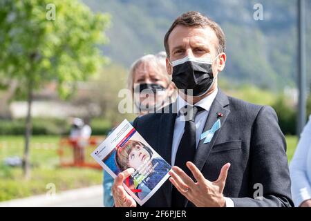 Saint-Egreve, France. 2nd Apr 2021. French President Emmanuel Macron visits the Autism spectrum disorders (ASD) Unit at Alpes-Isere Hospital in Saint-Egreve on the World Autism Awareness Day on April 2, 2021. Photo by KONRAD K./Pool/ABACAPRESS.COM Credit: Abaca Press/Alamy Live News Stock Photo